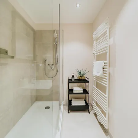 Homely - Huge Terrace, Modern, Quiet, Near Kudamm アパート *