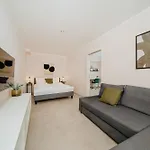 Апартаменты Homely - Huge Terrace, Modern, Quiet, Near Kudamm Берлин
