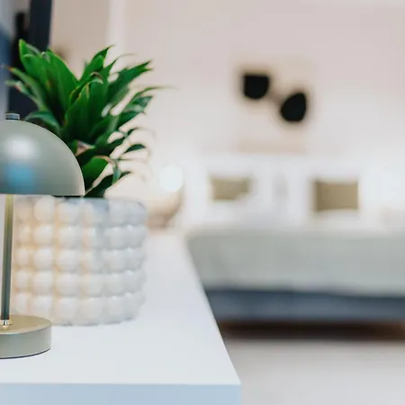 Homely - Huge Terrace, Modern, Quiet, Near Kudamm 아파트