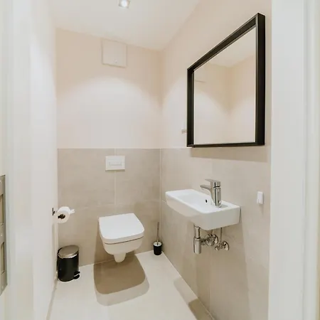 Homely - Huge Terrace, Modern, Quiet, Near Kudamm 아파트