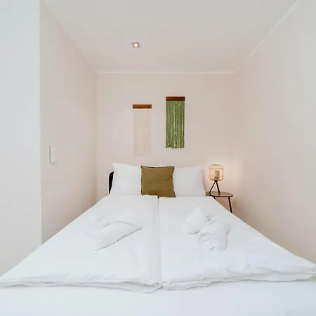 Homely - Huge Terrace, Modern, Quiet, Near Kudamm