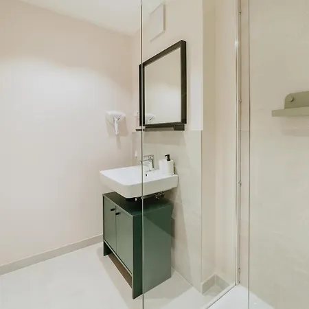 Homely - Huge Terrace, Modern, Quiet, Near Kudamm *