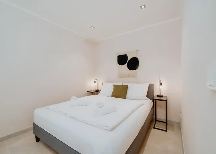 Homely - Huge Terrace, Modern, Quiet, Near Kudamm