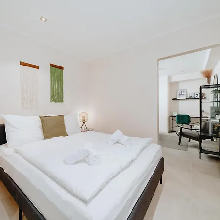 Homely - Huge Terrace, Modern, Quiet, Near Kudamm