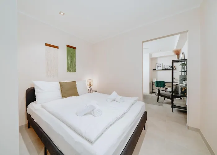 Homely - Huge Terrace, Modern, Quiet, Near Kudamm