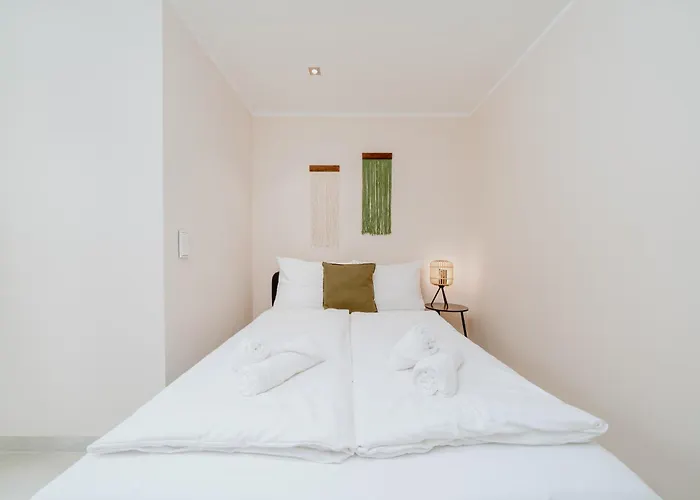 Homely - Huge Terrace, Modern, Quiet, Near Kudamm